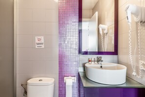 Ducha, secador de pelo y toallas