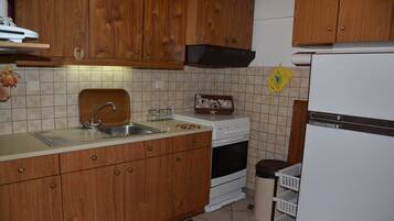 Fridge, oven, stovetop, coffee/tea maker