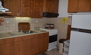 Fridge, oven, stovetop, coffee/tea maker