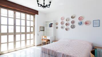 3 bedrooms, iron/ironing board, bed sheets