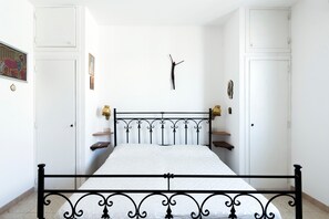 3 chambres, fer et planche à repasser, literie fournie