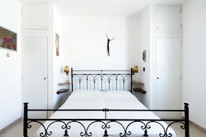 3 bedrooms, iron/ironing board, bed sheets