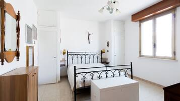 3 bedrooms, iron/ironing board, bed sheets