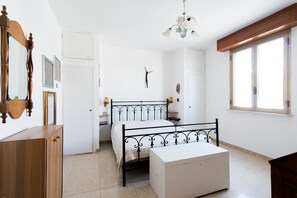 3 bedrooms, iron/ironing board, bed sheets