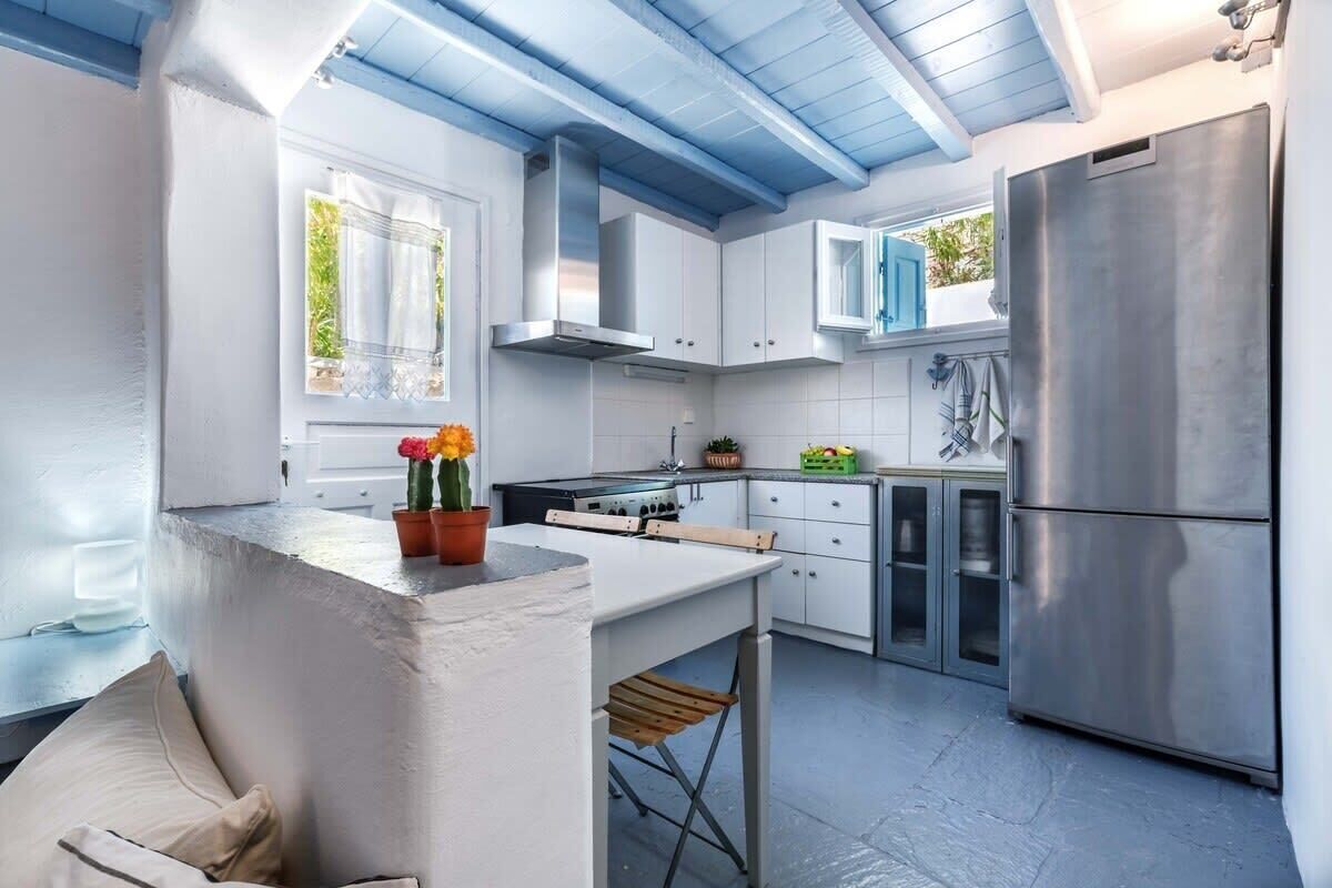 Refrigerador, horno, parrilla de estufa y cafetera y tetera 