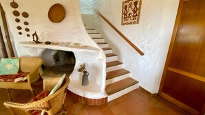 Una escalera de caracol con una pared blanca y una puerta de madera.