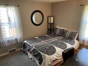 3 habitaciones, escritorio y tabla de planchar con plancha 