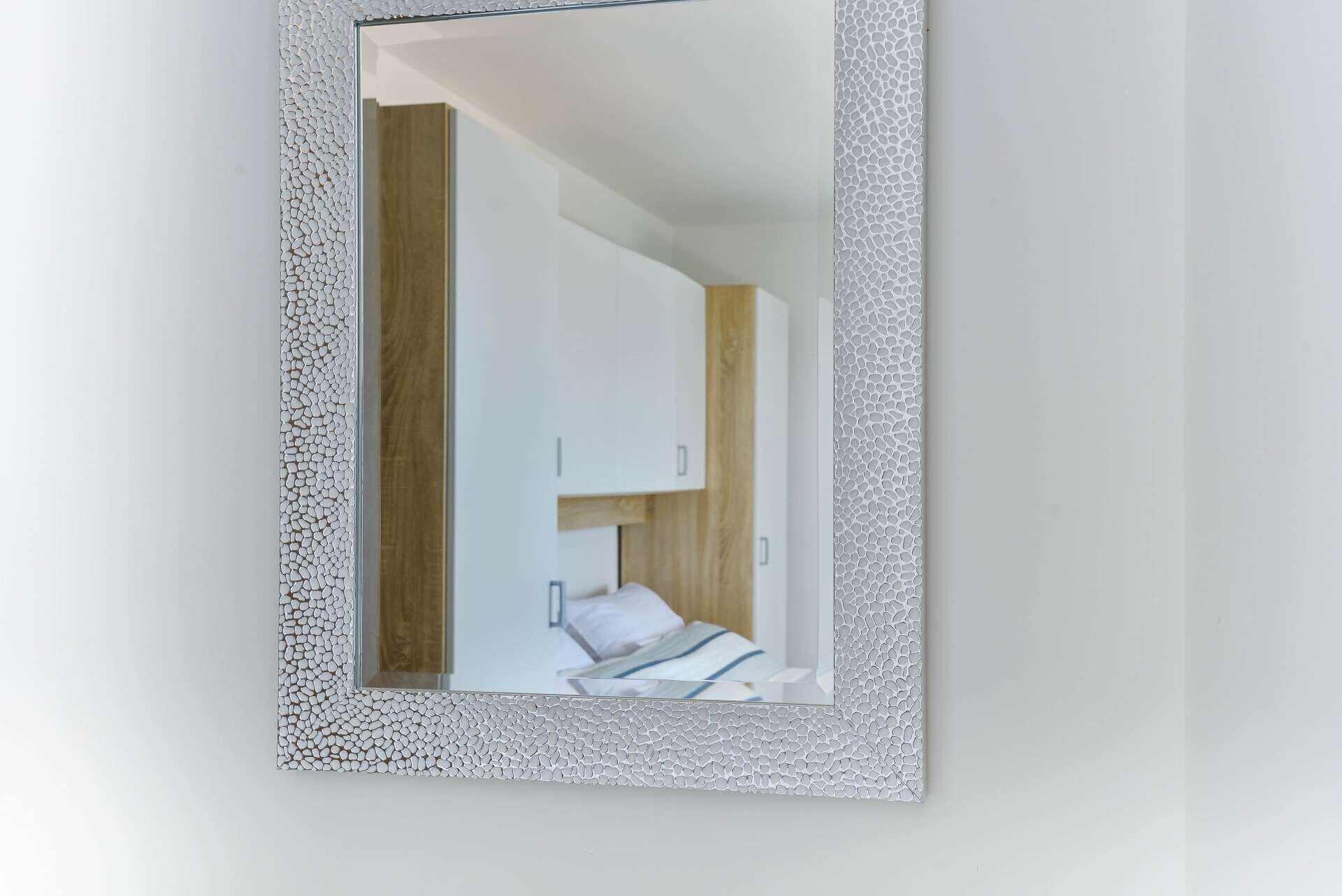 Una camera da letto con un letto, un comodino e una testiera in legno.