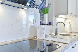 Frigorifero, microonde, forno, piano cottura