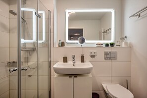 Dusche, kostenlose Toilettenartikel, Haartrockner, Handtücher