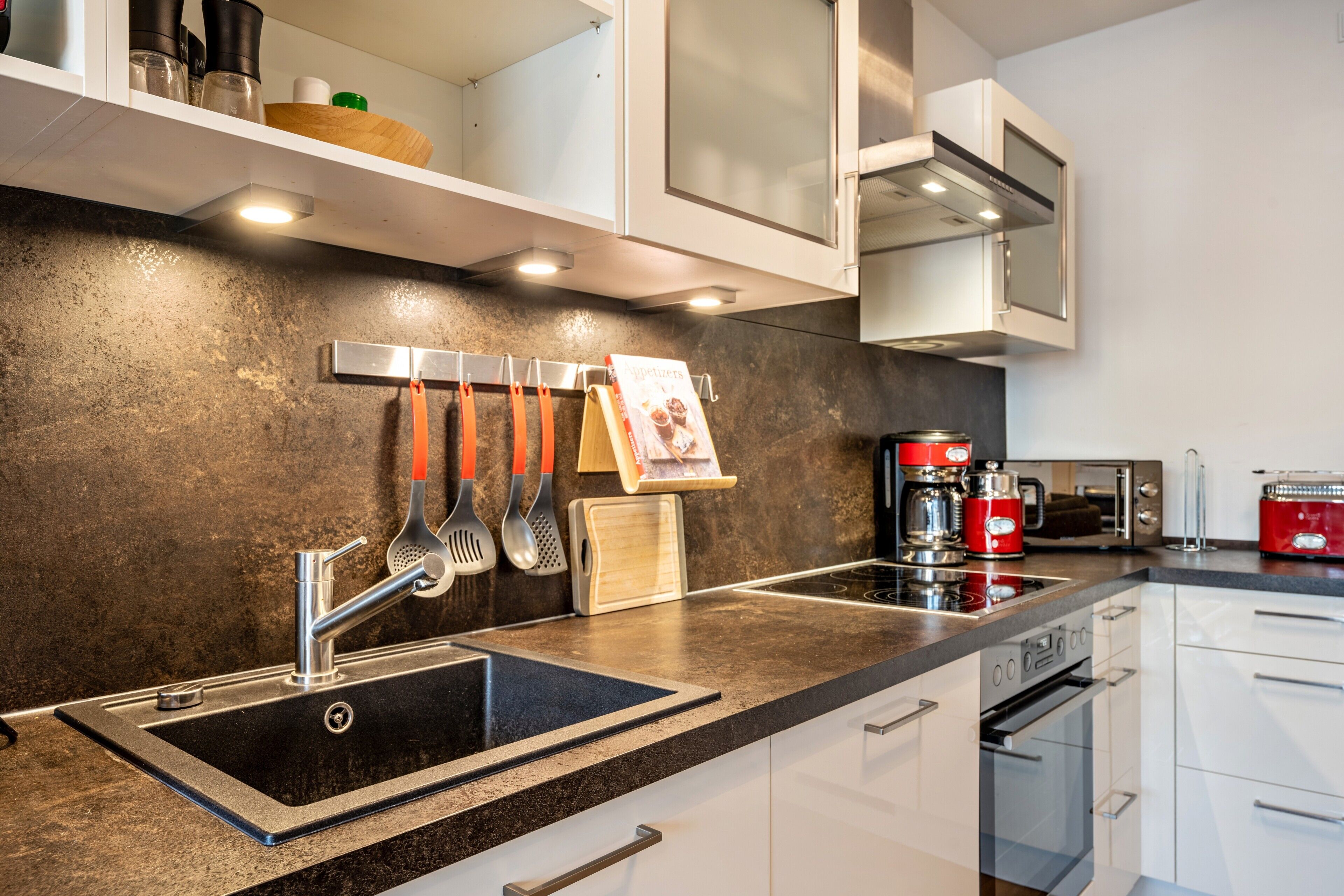Wasserkocher mit Kaffee-/Teezubehör, Kühlschrank, Mikrowelle, Ofen