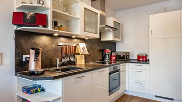 Kühlschrank, Mikrowelle, Ofen, Herdplatte