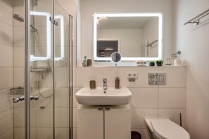 Douche, articles de toilette gratuits, sèche-cheveux