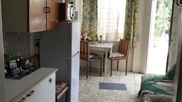 Comfort Apartment (Sonop) | Private kitchen | Fridge, stovetop, cookware/dishes/utensils