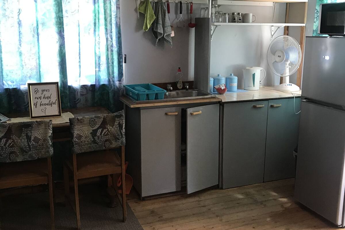 Departamento Confort (Geophil) | Cocina privada | Refrigerador, parrilla de estufa y utensilios de cocina