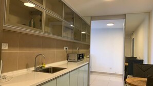 Studio | Private kitchen | Full-sized fridge, microwave, stovetop, electric kettle - Halo Sunday Suite at Empire City (Petaling Jaya)