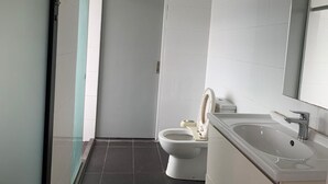 Studio | Bathroom | Shower, hair dryer, towels, soap - Halo Sunday Suite at Empire City (Petaling Jaya)