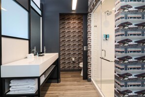 Gratis toiletartikelen, een haardroger, handdoeken, zeep