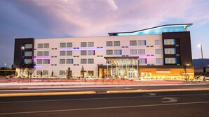 Un hôtel moderne doté d’un toit plat, de nombreuses fenêtres et d’une entrée abritée.