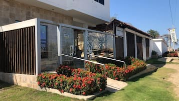 Pintu masuk properti