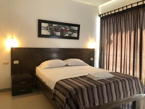 Escritorio, espacio para trabajar con laptop y wifi gratis 