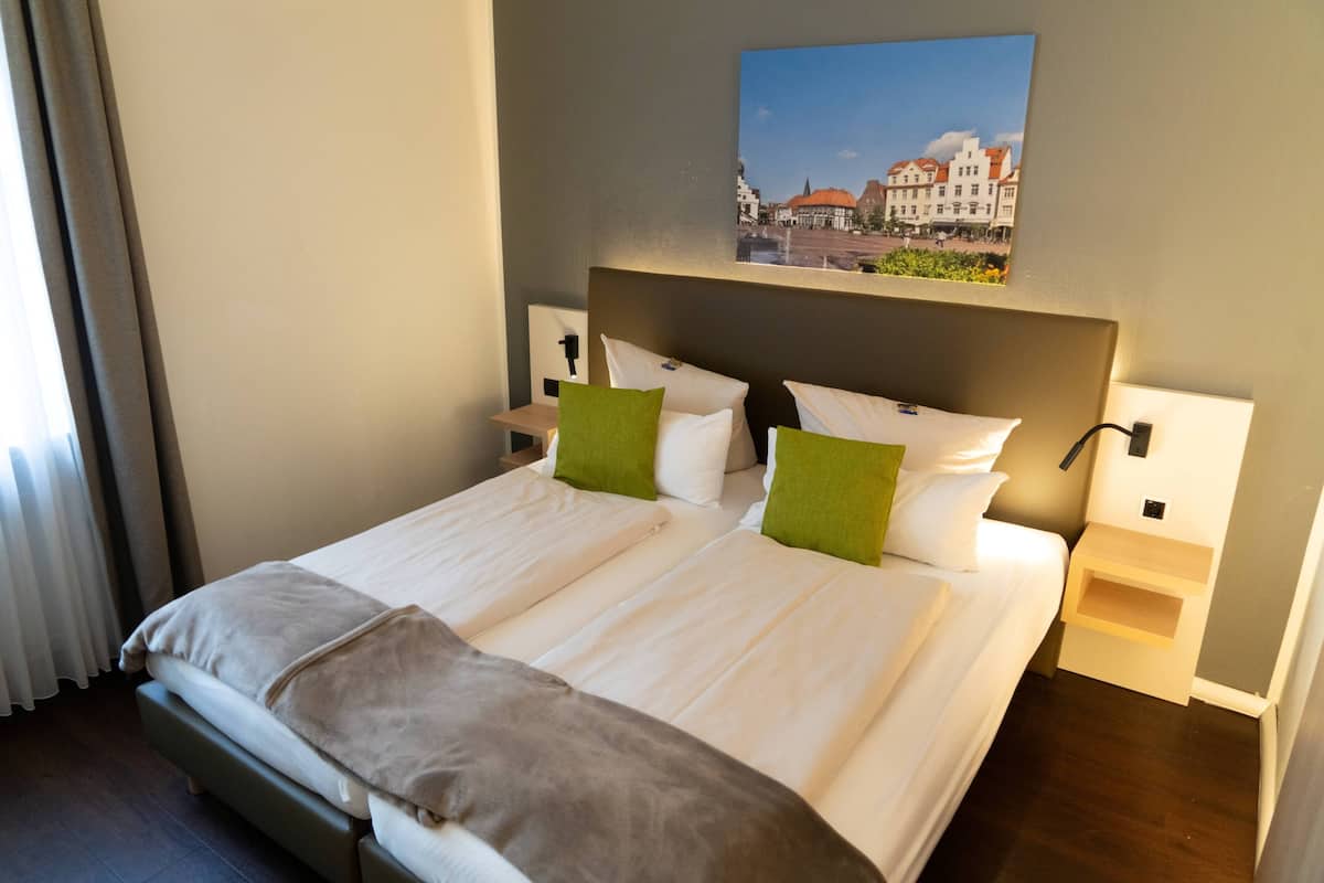 Roupas de cama antialérgicas, escrivaninha, Wi-Fi de cortesia