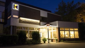 A modern building with the sign "KOLPINGHAUS" indicating a hotel. - Hotel Kolpinghaus Lingen (Lingen)