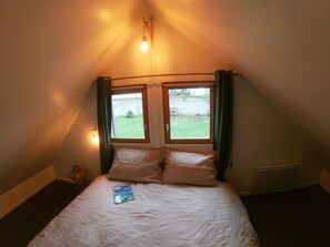 1 bedroom, desk, iron/ironing board, travel crib - YOUR CALM AND COZY CHALET 200 M FROM THE BEACH (BERNIERES SUR MER)