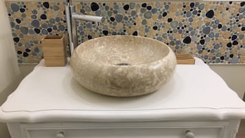 Douche, sĂšche-cheveux, serviettes fournies, savon