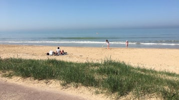 Una spiaggia nelle vicinanze