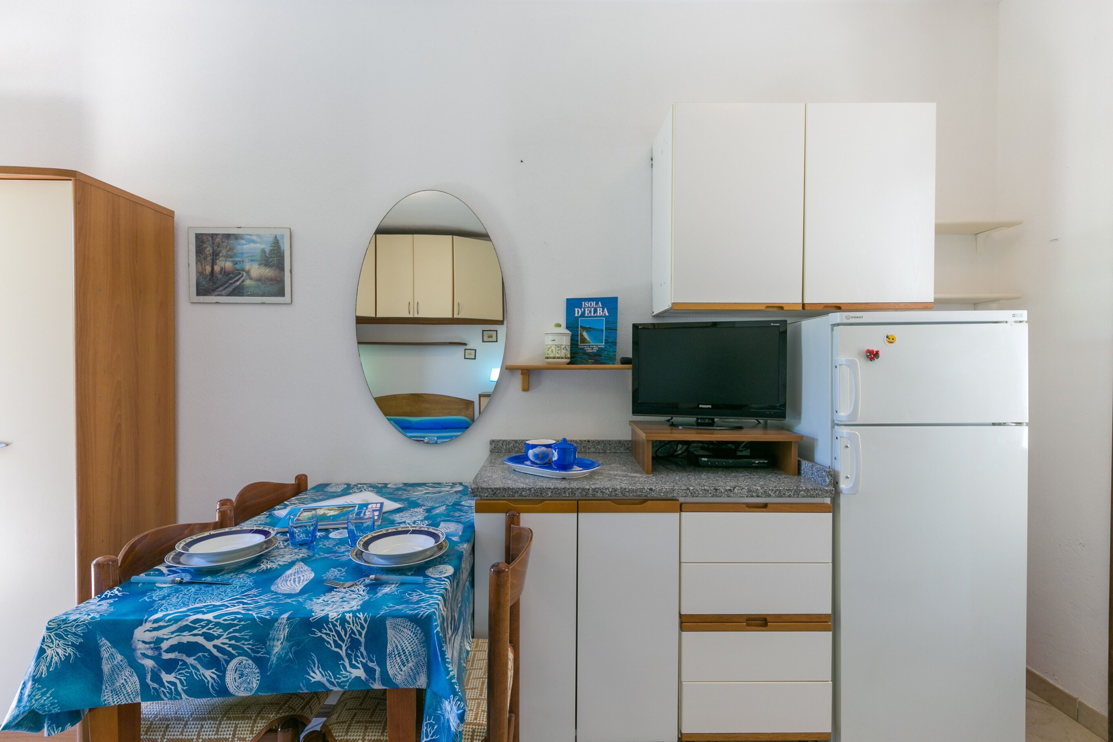 Kühlschrank, Herdplatte, Wasserkocher mit Kaffee-/Teezubehör, Hochstuhl