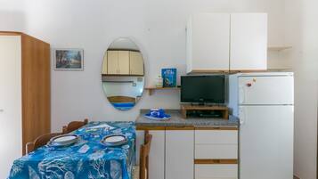 KĂŒhlschrank, Herdplatte, Wasserkocher mit Kaffee-/Teezubehör, Hochstuhl