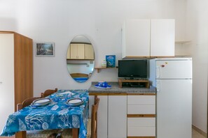 Geladeira, cooktop, cafeteira/chaleira, cadeirão de bebê