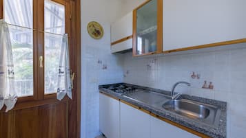 Kühlschrank, Herdplatte, Wasserkocher mit Kaffee-/Teezubehör, Hochstuhl