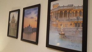 Tres fotografías enmarcadas de monumentos arquitectónicos.
