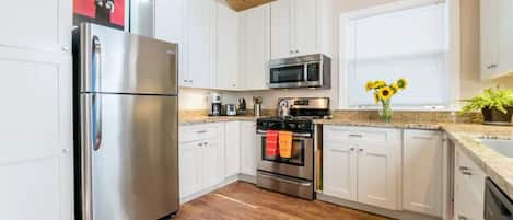 Geladeira, micro-ondas, fogão, cooktop