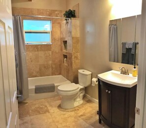 Combined shower/bathtub, hair dryer, towels, soap - Cottage In The Woods (Woodside)