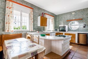Een koelkast, een magnetron, een oven, een kookplaat