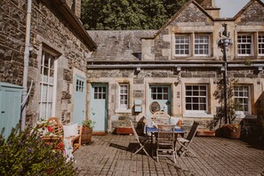 Outdoor dining - Historic Arcadia: Heritage Coachman Lodge on 2000-acre Seaside Estate (Portpatrick)