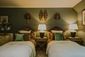 2 habitaciones, escritorio y tabla de planchar con plancha 