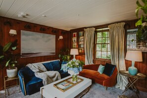 Smart TV, fireplace, books - Historic Arcadia: Heritage Coachman Lodge on 2000-acre Seaside Estate (Portpatrick)