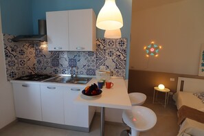 Fridge, microwave, oven, stovetop - Cozy Holiday Apartment "Casa Vacanze Maya" with Balcony (Otranto)
