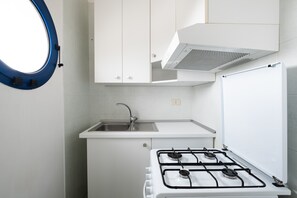 Frigorifero, forno, piano cottura, seggiolone