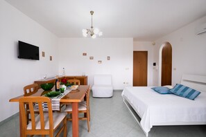 1 habitación, tabla de planchar con plancha, wifi y ropa de cama 