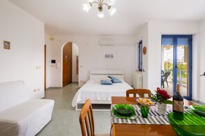 1 chambre, fer et planche à repasser, draps fournis