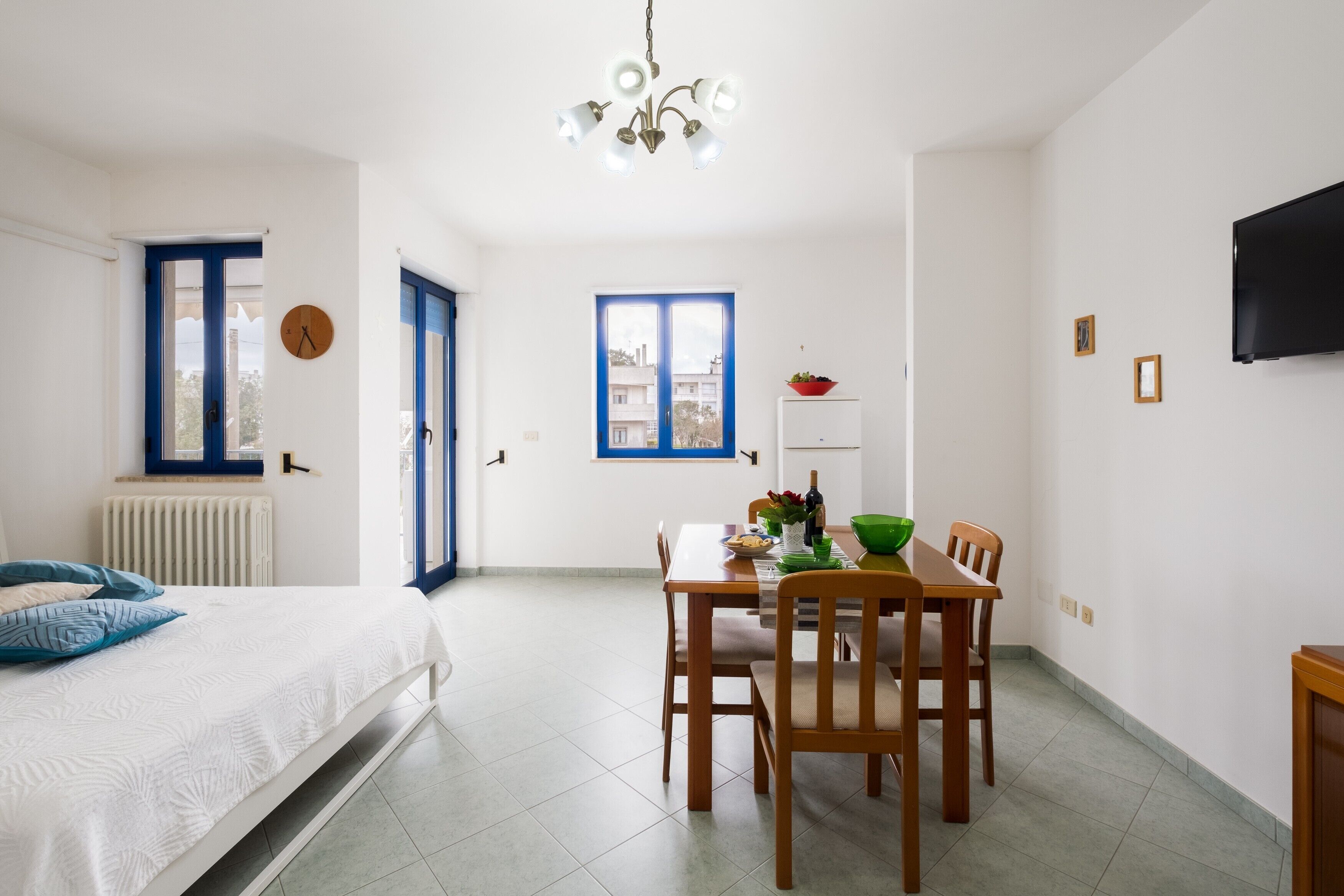1 dormitorio, tabla de planchar con plancha, wifi y ropa de cama