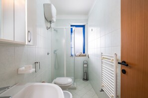 Regadera, secadora de cabello, toallas 