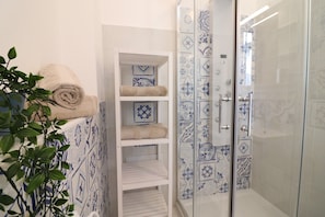Dusche, Haartrockner, Handtücher