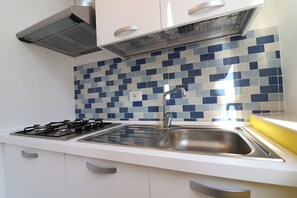 Kühlschrank, Ofen, Herdplatte, Hochstuhl