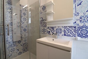 Shower, hair dryer, towels